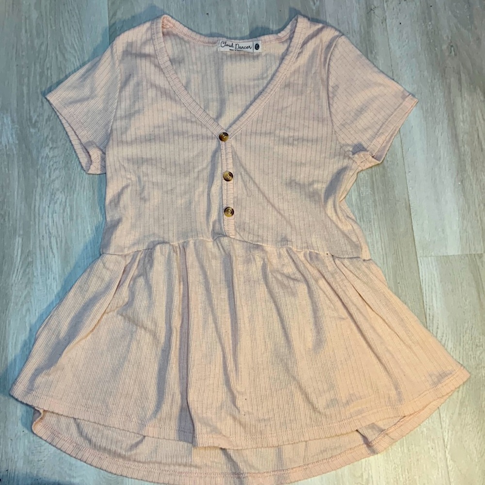 Cloud dancer, cotton t-shirt, in color pink, and size juniors XS.
